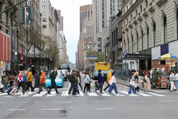 6 Nisan 2025, Manhattan, New York, ABD: New York 'ta bir bahar pazar günü, yoğun trafik ve yoğun caddeler arasında New Yorkluların ve turistlerin aceleyle yaşadığı Manhattan Borough' un genel manzarası (niyi fote / the enews2)