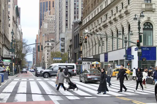 6 Nisan 2025, Manhattan, New York, ABD: New York 'ta bir bahar pazar günü, yoğun trafik ve yoğun caddeler arasında New Yorkluların ve turistlerin aceleyle yaşadığı Manhattan Borough' un genel manzarası (niyi fote / the enews2)