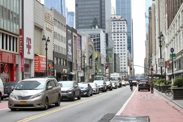 6 Nisan 2025, Manhattan, New York, ABD: New York 'ta bir bahar pazar günü, yoğun trafik ve yoğun caddeler arasında New Yorkluların ve turistlerin aceleyle yaşadığı Manhattan Borough' un genel manzarası (niyi fote / the enews2)