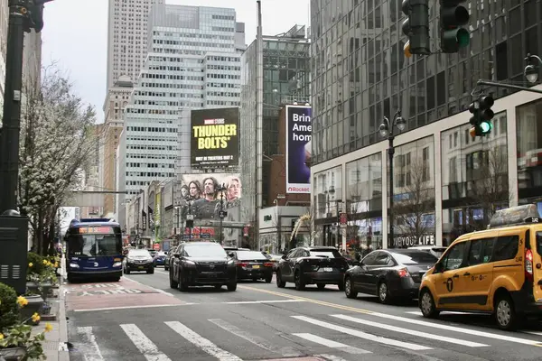 6 Nisan 2025, Manhattan, New York, ABD: New York 'ta bir bahar pazar günü, yoğun trafik ve yoğun caddeler arasında New Yorkluların ve turistlerin aceleyle yaşadığı Manhattan Borough' un genel manzarası (niyi fote / the enews2)