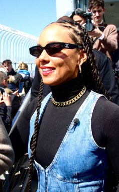 Alicia Keys ve Kristoffer Diaz, Cehennem Mutfağı 'nın Broadway' deki birinci yıl dönümü şerefine Empire State Binası 'nı aydınlatıyorlar. 9 Nisan 2025, New York, ABD (niyi fote / theenews2)