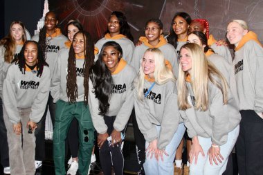 Paige Buceckers, Kiki iriafen, Aneesah Tomorrow ve Hailey Van Leth 2025 WWWC seçmeleri için Empire State Binası 'nı aydınlatacaklar. 14 Nisan 2025, New York, ABD