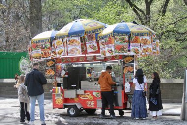 14 Nisan 2025, Central Park, New York, ABD: New Yorklular ve turistler güneşli bir günde kiraz çiçeklerini görmek için Central Park 'a akın ediyorlar; selfie çekiyorlar ve güzellikten faydalanıyorlar. (niyi fote / the new ws2)