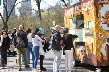 14 Nisan 2025, Central Park, New York, ABD: New Yorklular ve turistler güneşli bir günde kiraz çiçeklerini görmek için Central Park 'a akın ediyorlar; selfie çekiyorlar ve güzellikten faydalanıyorlar. (niyi fote / the new ws2)