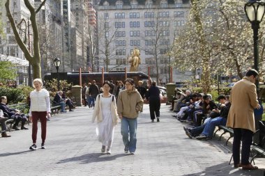 14 Nisan 2025, Central Park, New York, ABD: New Yorklular ve turistler güneşli bir günde kiraz çiçeklerini görmek için Central Park 'a akın ediyorlar; selfie çekiyorlar ve güzellikten faydalanıyorlar. (niyi fote / the new ws2)