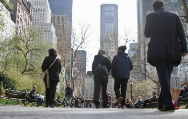 14 Nisan 2025, Central Park, New York, ABD: New Yorklular ve turistler güneşli bir günde kiraz çiçeklerini görmek için Central Park 'a akın ediyorlar; selfie çekiyorlar ve güzellikten faydalanıyorlar. (niyi fote / the new ws2)