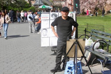 14 Nisan 2025, Central Park, New York, ABD: New Yorklular ve turistler güneşli bir günde kiraz çiçeklerini görmek için Central Park 'a akın ediyorlar; selfie çekiyorlar ve güzellikten faydalanıyorlar. (niyi fote / the new ws2)