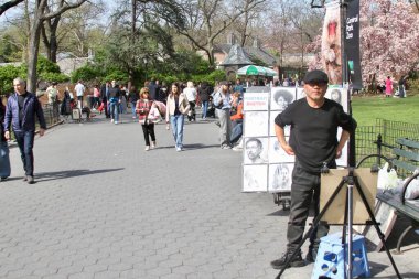 14 Nisan 2025, Central Park, New York, ABD: New Yorklular ve turistler güneşli bir günde kiraz çiçeklerini görmek için Central Park 'a akın ediyorlar; selfie çekiyorlar ve güzellikten faydalanıyorlar. (niyi fote / the new ws2)