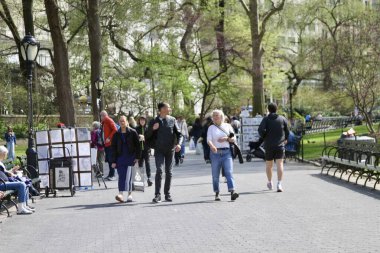 14 Nisan 2025, Central Park, New York, ABD: New Yorklular ve turistler güneşli bir günde kiraz çiçeklerini görmek için Central Park 'a akın ediyorlar; selfie çekiyorlar ve güzellikten faydalanıyorlar. (niyi fote / the new ws2)