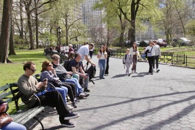 14 Nisan 2025, Central Park, New York, ABD: New Yorklular ve turistler güneşli bir günde kiraz çiçeklerini görmek için Central Park 'a akın ediyorlar; selfie çekiyorlar ve güzellikten faydalanıyorlar. (niyi fote / the new ws2)