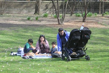 14 Nisan 2025, Central Park, New York, ABD: New Yorklular ve turistler güneşli bir günde kiraz çiçeklerini görmek için Central Park 'a akın ediyorlar; selfie çekiyorlar ve güzellikten faydalanıyorlar. (niyi fote / the new ws2)