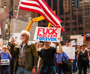 19 Nisan 2025, New York, ABD: New Yorklular Bryant Park 'tan göçmenler ve cesur iklim hareketleri için adalet talep etmek için yürüdüler. (Jeff Rivera / Newws2)