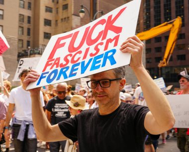 19 Nisan 2025, New York, ABD: New Yorklular Bryant Park 'tan göçmenler ve cesur iklim hareketleri için adalet talep etmek için yürüdüler. (Jeff Rivera / Newws2)