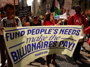 19 Nisan 2025, New York, ABD: New Yorklular Bryant Park 'tan göçmenler ve cesur iklim hareketleri için adalet talep etmek için yürüdüler. (Jeff Rivera / Newws2)