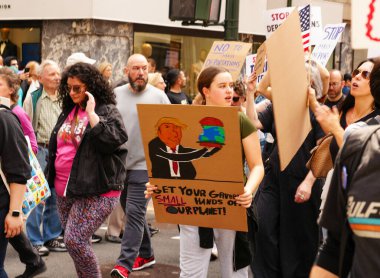 19 Nisan 2025, New York, ABD: New Yorklular Bryant Park 'tan göçmenler ve cesur iklim hareketleri için adalet talep etmek için yürüdüler. (Jeff Rivera / Newws2)
