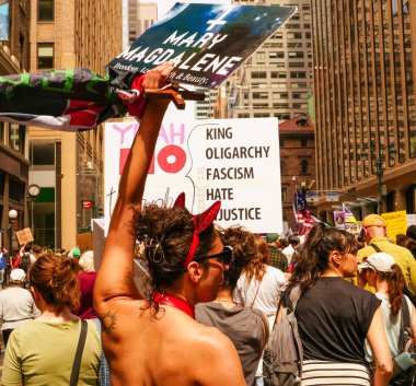 19 Nisan 2025, New York, ABD: New Yorklular Bryant Park 'tan göçmenler ve cesur iklim hareketleri için adalet talep etmek için yürüdüler. (Jeff Rivera / Newws2)