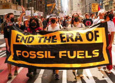 19 Nisan 2025, New York, ABD: New Yorklular Bryant Park 'tan göçmenler ve cesur iklim hareketleri için adalet talep etmek için yürüdüler. (Jeff Rivera / Newws2)