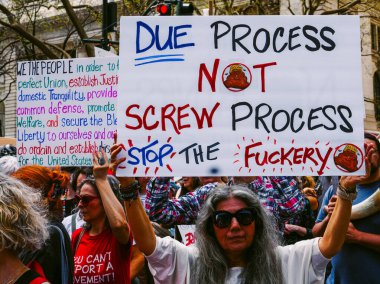 19 Nisan 2025, New York, ABD: New Yorklular Bryant Park 'tan göçmenler ve cesur iklim hareketleri için adalet talep etmek için yürüdüler. (Jeff Rivera / Newws2)