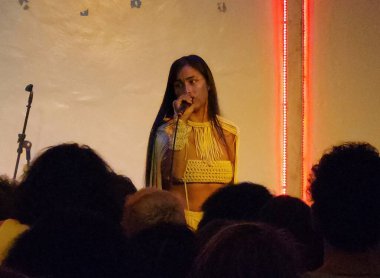 Sao Paulo (SP), 04 / 19 / 2025 - Şarkıcı Kae Guajajara, Sao Paulo, Bela Vista, Sao Paulo 'daki Vila Itororo' da Yerliler Günü sırasında.