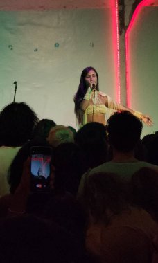 Sao Paulo (SP), 04 / 19 / 2025 - Şarkıcı Kae Guajajara, Sao Paulo, Bela Vista, Sao Paulo 'daki Vila Itororo' da Yerliler Günü sırasında.