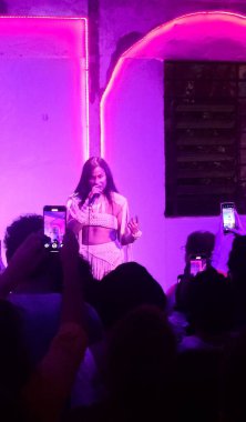 Sao Paulo (SP), 04 / 19 / 2025 - Şarkıcı Kae Guajajara, Sao Paulo, Bela Vista, Sao Paulo 'daki Vila Itororo' da Yerliler Günü sırasında.