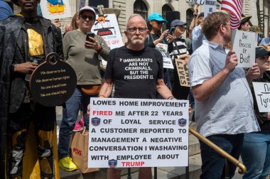 Protestocular koz yönetimini kınamak için ülke çapında şehirlerde toplandılar. 19 Nisan 2025, New York, New York, ABD: İnsanlar bir protestoda yer alırken, çalışma saatleri boyunca siyaset konuştuktan sonra işten atılmaktan şikayet eden bir kişi var. 