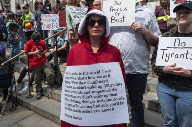 Protestocular koz yönetimini kınamak için ülke çapında şehirlerde toplandılar. 19 Nisan 2025, New York, New York, ABD: 