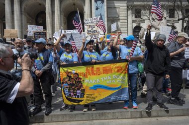 Protestocular koz yönetimini kınamak için ülke çapında şehirlerde toplandılar. 19 Nisan 2025, New York, New York, ABD: bir protesto için New York Halk Kütüphanesi önünde toplanan insanlar