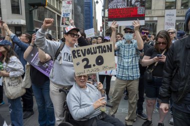 Protestocular koz yönetimini kınamak için ülke çapında şehirlerde toplandılar. 19 Nisan 2025, New York, New York, ABD: İnsanlar 19 Nisan 2025 'te New York' ta 
