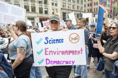 Protestocular koz yönetimini kınamak için ülke çapında şehirlerde toplandılar. 19 Nisan 2025, New York, New York, ABD: İnsanlar 19 Nisan 2025 'te New York' ta 