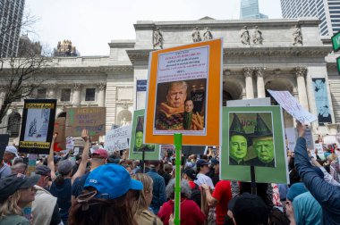 Protestocular koz yönetimini kınamak için ülke çapında şehirlerde toplandılar. 19 Nisan 2025, New York, New York, ABD: bir protesto için New York Halk Kütüphanesi önünde toplanan insanlar 