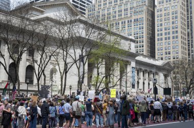 Protestocular koz yönetimini kınamak için ülke çapında şehirlerde toplandılar. 19 Nisan 2025, New York, New York, ABD: bir protesto için New York Halk Kütüphanesi önünde toplanan insanlar
