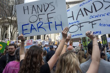 Protestocular koz yönetimini kınamak için ülke çapında şehirlerde toplandılar. 19 Nisan 2025, New York, New York, ABD: İnsanlar protestolara katılırken bir 