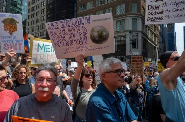 Protestocular koz yönetimini kınamak için ülke çapında şehirlerde toplandılar. 19 Nisan 2025, New York, New York, ABD: İnsanlar 19 Nisan 2025 'te New York' ta 