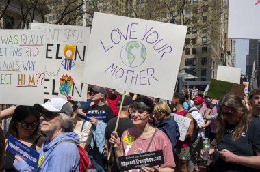 Protestocular koz yönetimini kınamak için ülke çapında şehirlerde toplandılar. 19 Nisan 2025, New York, New York, ABD: İnsanlar protestolara katılırken bir 