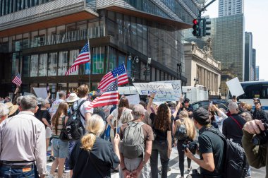 Protestocular koz yönetimini kınamak için ülke çapında şehirlerde toplandılar. 19 Nisan 2025, New York, New York, ABD: 