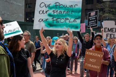 Protestocular koz yönetimini kınamak için ülke çapında şehirlerde toplandılar. 19 Nisan 2025, New York, New York, ABD: İnsanlar 19 Nisan 2025 'te New York' ta 