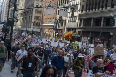 Protestocular koz yönetimini kınamak için ülke çapında şehirlerde toplandılar. 19 Nisan 2025, New York, New York, ABD: İnsanlar 19 Nisan 2025 'te New York' ta 