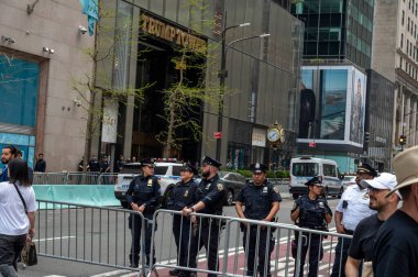 Protestocular koz yönetimini kınamak için ülke çapında şehirlerde toplandılar. 19 Nisan 2025, New York, New York, ABD Polis Memurları protesto sırasında Beşinci Cadde 'yi kapattılar.