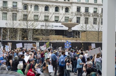 Protestocular koz yönetimini kınamak için ülke çapında şehirlerde toplandılar. 19 Nisan 2025, New York, New York, ABD: 