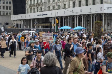 Protestocular koz yönetimini kınamak için ülke çapında şehirlerde toplandılar. 19 Nisan 2025, New York, New York, ABD: 