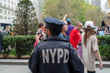 Protestocular koz yönetimini kınamak için ülke çapında şehirlerde toplandılar. 19 Nisan 2025, New York, New York, ABD. New York polisi, 