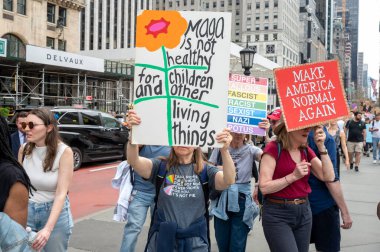  Protestocular koz yönetimini kınamak için ülke çapında şehirlerde toplandılar. 19 Nisan 2025, New York, New York, ABD: İnsanlar 19 Nisan 2025 'te New York' ta 