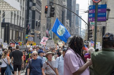 Protestocular koz yönetimini kınamak için ülke çapında şehirlerde toplandılar. 19 Nisan 2025, New York, New York, ABD: İnsanlar 19 Nisan 2025 'te New York' ta 