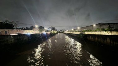 Sao Paulo, Brezilya 04 / 19 / 2025 - yağmurlar nedeniyle, tamanduatei nehrinin seviyesi bu cumartesi gecesi, 19 Nisan 2025 'te, vila prrudente' de önemli bir artış gösterdi. (Milene Cardoso / Newws2)