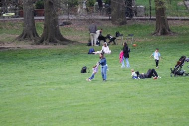 18 Nisan 2025, New York, ABD: New Yorklular New York 'taki Central Park' ın büyük çimlerinde güzel bir cuma gününü kutlarken, spor yaparken, piknik yaparken (niyi fote / the enews2)