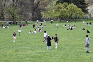 18 Nisan 2025, New York, ABD: New Yorklular New York 'taki Central Park' ın büyük çimlerinde güzel bir cuma gününü kutlarken, spor yaparken, piknik yaparken (niyi fote / the enews2)