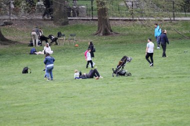 18 Nisan 2025, New York, ABD: New Yorklular New York 'taki Central Park' ın büyük çimlerinde güzel bir cuma gününü kutlarken, spor yaparken, piknik yaparken (niyi fote / the enews2)