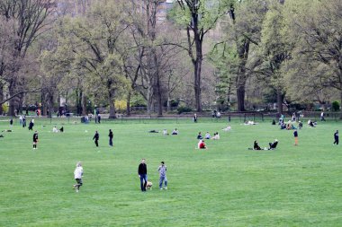 18 Nisan 2025, New York, ABD: New Yorklular New York 'taki Central Park' ın büyük çimlerinde güzel bir cuma gününü kutlarken, spor yaparken, piknik yaparken (niyi fote / the enews2)