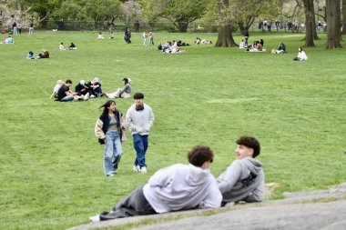 18 Nisan 2025, New York, ABD: New Yorklular New York 'taki Central Park' ın büyük çimlerinde güzel bir cuma gününü kutlarken, spor yaparken, piknik yaparken (niyi fote / the enews2)
